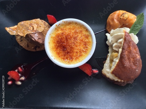 Foto Trilogie de desserts, blanc manger, cookies et crème brûlée