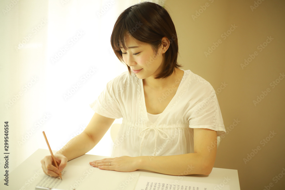 硬筆の練習をする女性 硬筆の練習をする女性