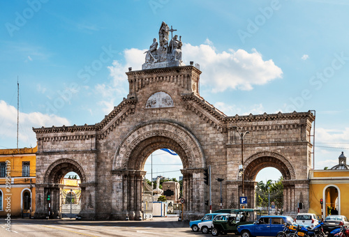 Kuba, Havanna; Das Hauptor, Tor zum Frieden, vom Friedhof  