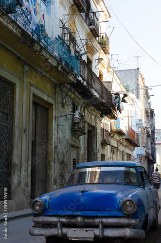 キューバハバナ　旧市街で見たクラシックカーのある街並み © JunSome