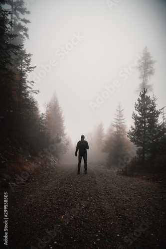 Mann im nebeligen mystischen Wald