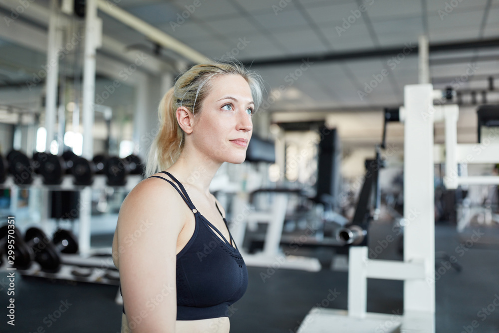 Obraz premium Sportliche junge Frau im Fitnesscenter