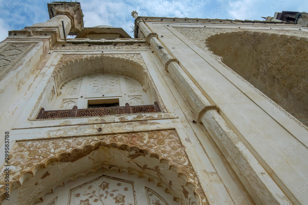 Obraz premium Aurangabad, India - October 29 2019: The Bibi Ka Maqbara at Aurangabad India. It was commissioned in 1660 by the Mughal emperor Aurangzeb in the memory of his first and chief wife Dilras Banu Begum.