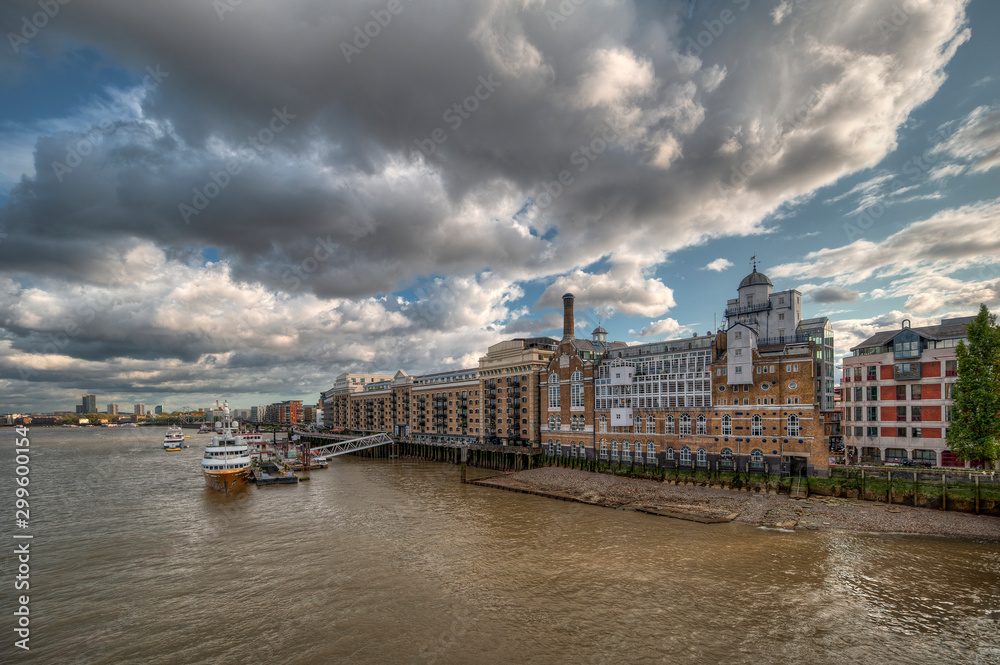 Tamesis river in The beautiful city of London. United Kingdom