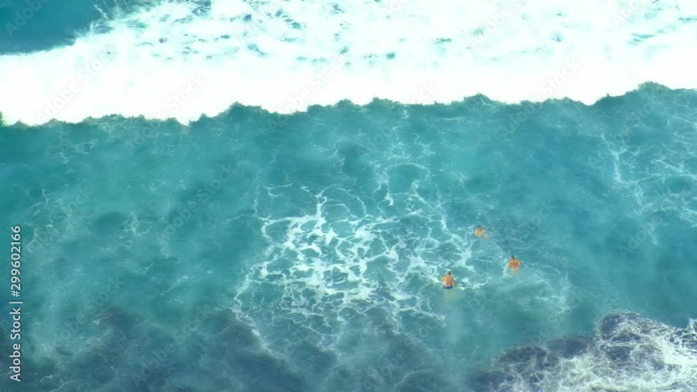 Die raue schroffe Steilküste im Norden von Teneriffa. Beliebte Badebuchten mit Sandstrand zwischen Almaciga und Benijo. Felsen, Vulkangestein, der Atlantik und das Anagagebirge im Hintergrund.