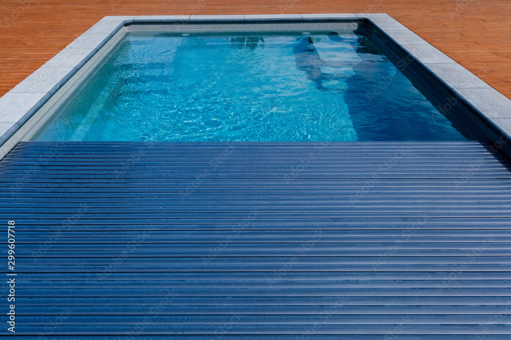 Span for pool. Rolling coating. Pool protection. Rollete. Security. Pure water. Pool protection system.