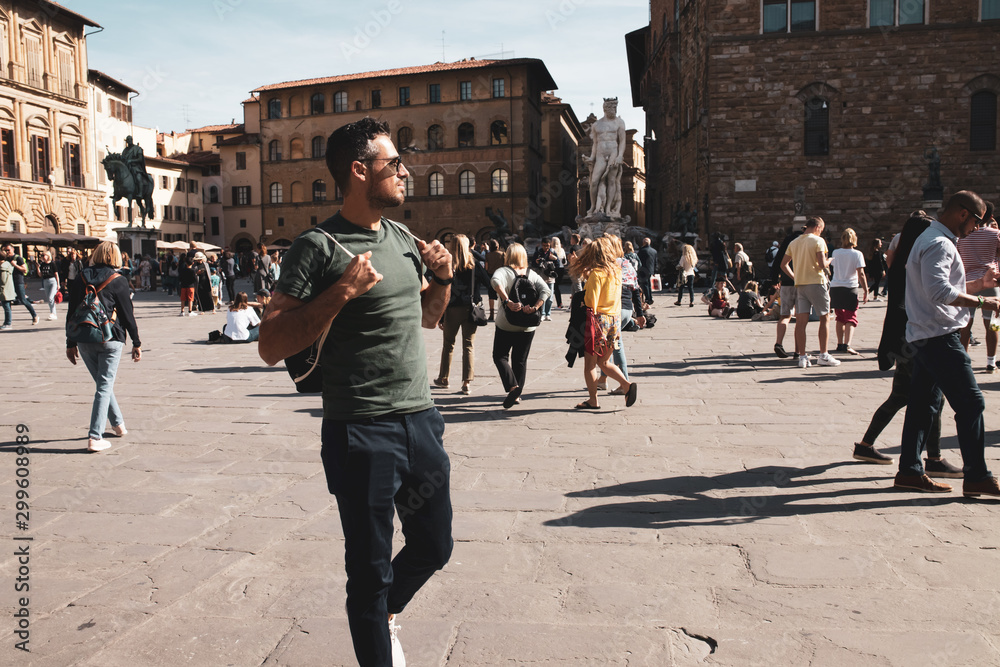 Fototapeta premium Mann läuft durch gefüllte Straßen nach der Ausgangssperre