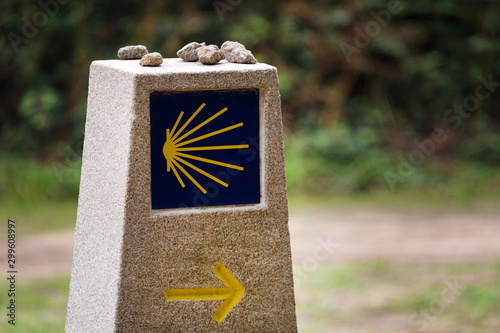 Foto Yellow scallop shell, touristic symbol of the Camino de Santiago showing direction on Camino Norte in Spain