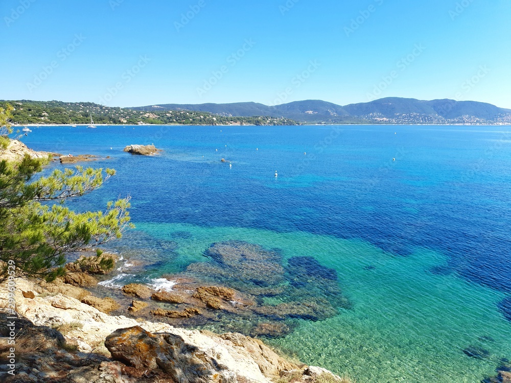 Splendide paysage méditerranéen de la Côte d'Azur en France depuis un sentier du littoral Splendide paysage méditerranéen de la Côte d'Azur en France depuis un sentier du littoral
