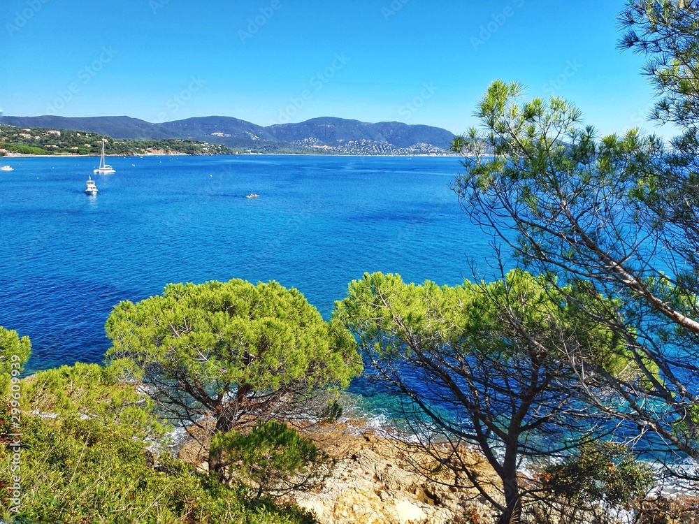 Splendide paysage méditerranéen de la Côte d'Azur en France depuis un sentier du littoral
