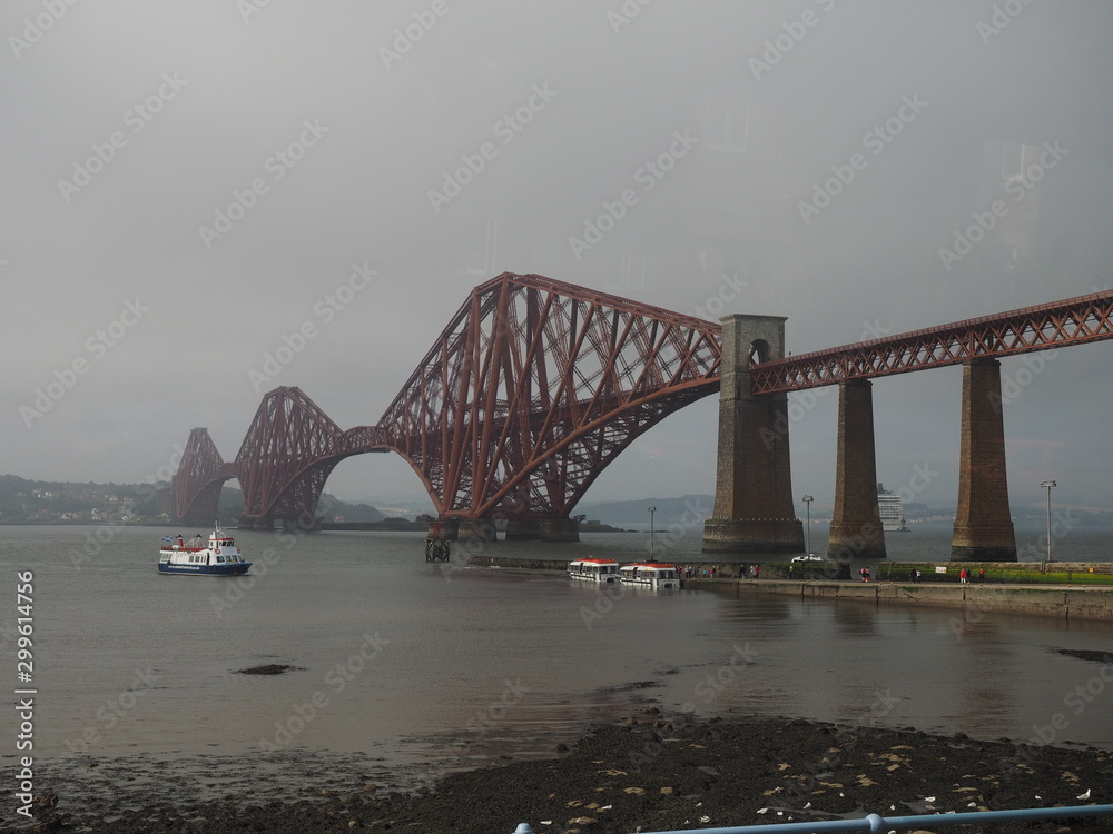 Naklejka premium firth of forth, Brücke im regen 