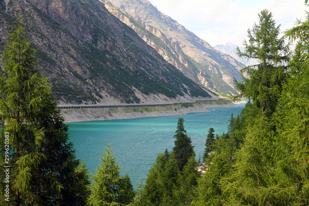 Obraz premium The lake and the tunnel