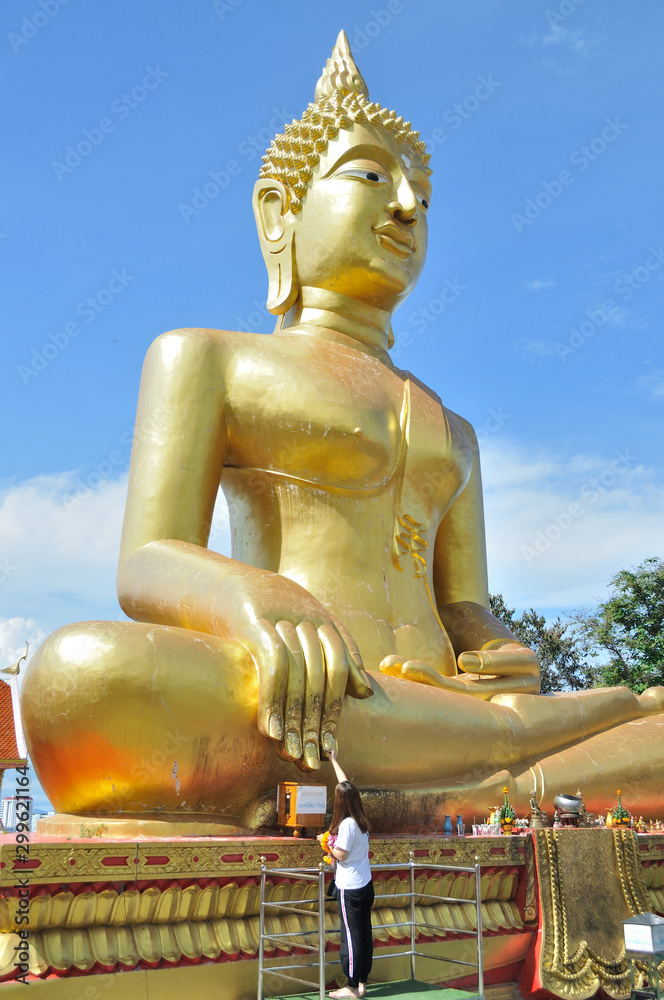 Giant gold buddha statue at the Wat Pra Yai temple (Big Buddha Hill) - Pattaya, Thailand. - obrazy, fototapety, plakaty 