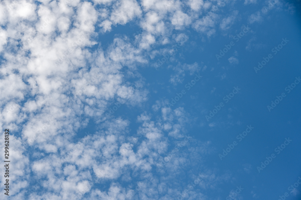 weiße Cirrocumuluswolken vor schönem blauen Himmel weiße Cirrocumuluswolken vor schönem blauen Himmel