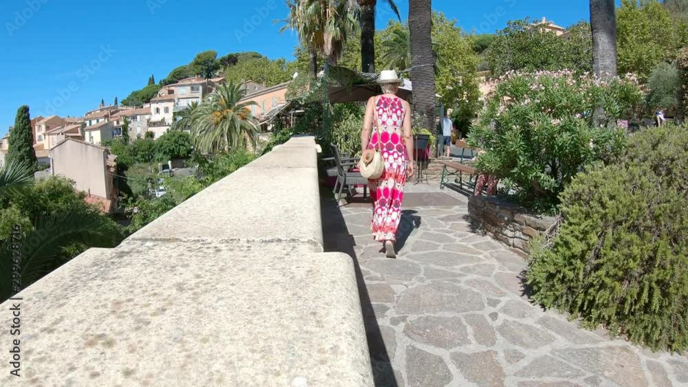 Une femme blonde avec une robe colorée dans le sud de la France