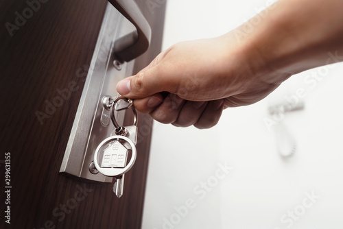 Foto Keys to the apartment in the door, estate concept