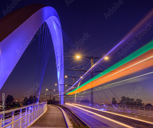 Canvas Print FIlés de lumières sur le pont tram à Strasbourg