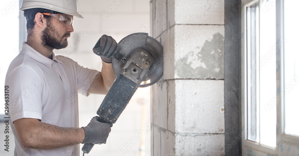 The industrial Builder works with a 