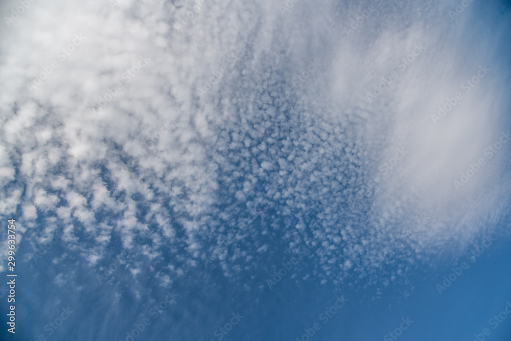 weiße Cirrocumulus stratiformis Wolken vor schönem blauen Himmel