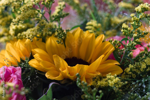 bukiet kwiatów ze słonecznikiem