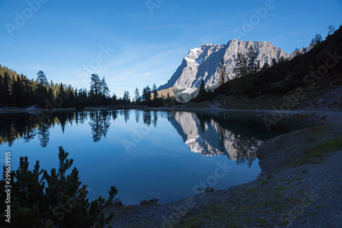 Fototapeta Naklejka Na Ścianę i Meble -  frühmorgens am Seebensee, Spiegelung Zugspitzmassiv im klaren Bergsee
