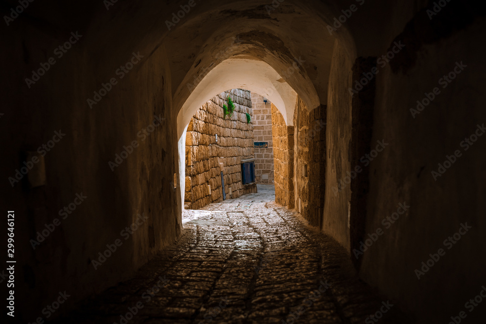 Naklejka premium kamienna ulica na starym mieście w Izraelu