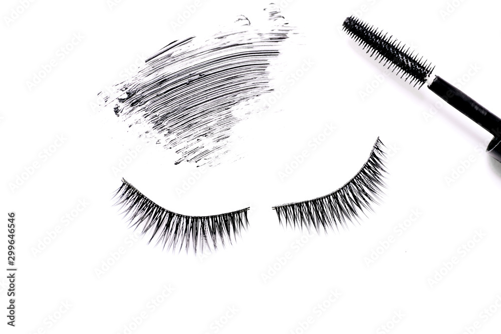Mascara brush with mascara stroke and fake false eyelashes on white  background foto de Stock | Adobe Stock