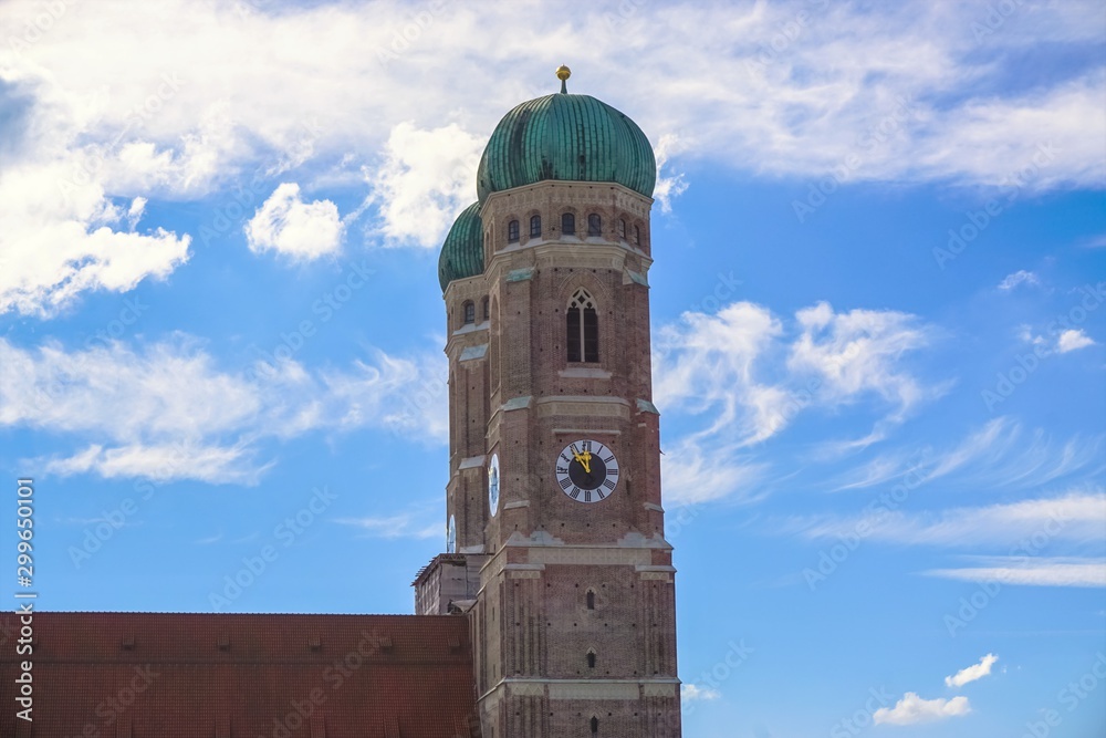 Frauen Kirche München blauer Himmel