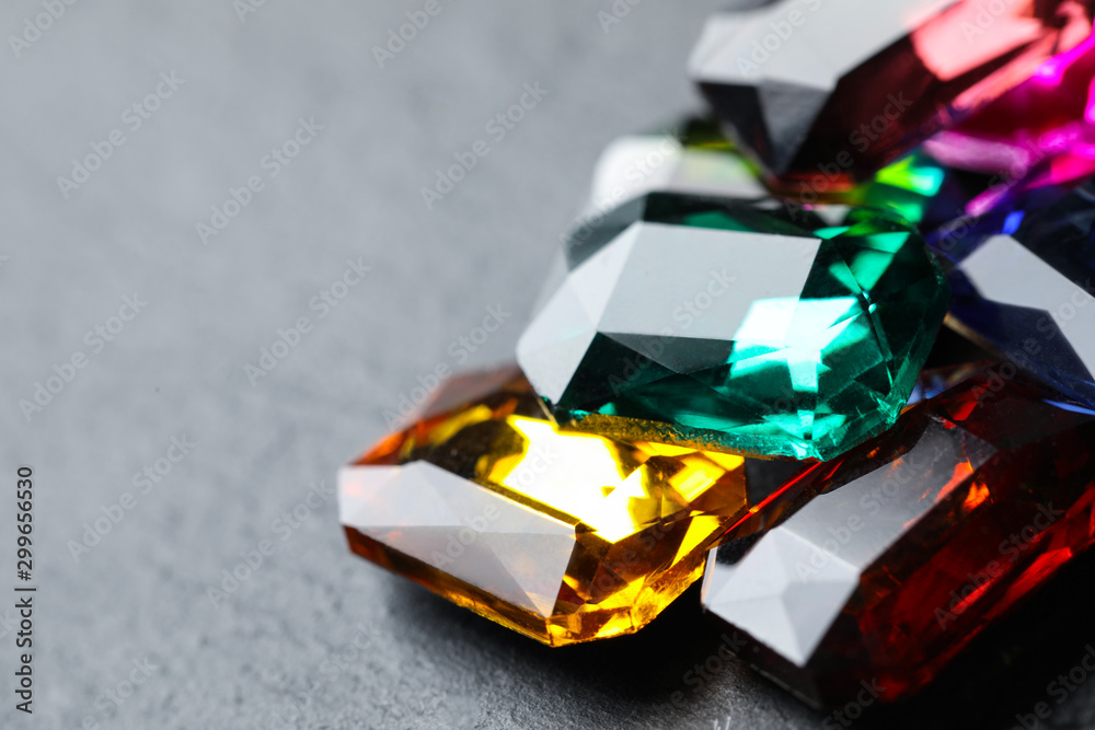 Φωτογραφία Beautiful gemstones for jewelry on grey background, closeup