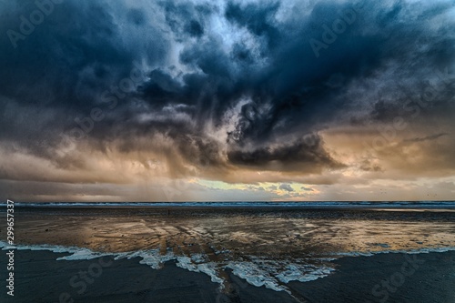 Photography Breathtaking shot the ocean covered by the dark cloudy sky with the sun hidden b