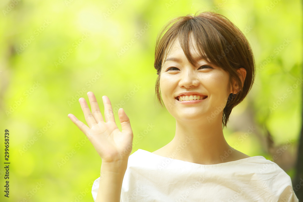 手を振る女性 手を振る女性