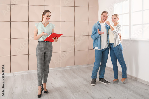 Female real estate agent wi...