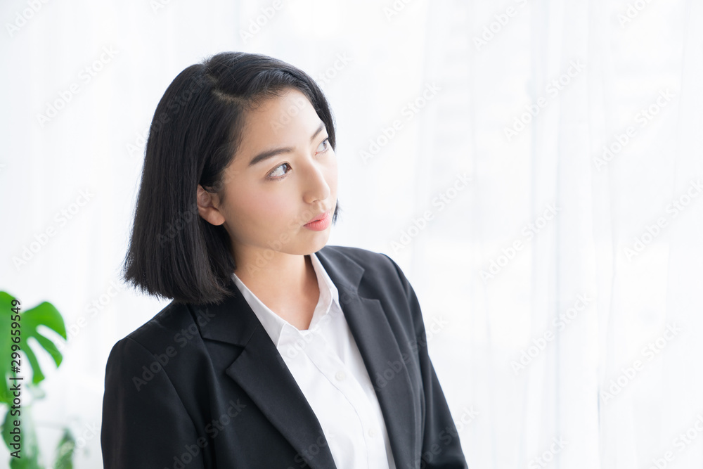 考える女性 ビジネス 考える女性 ビジネス