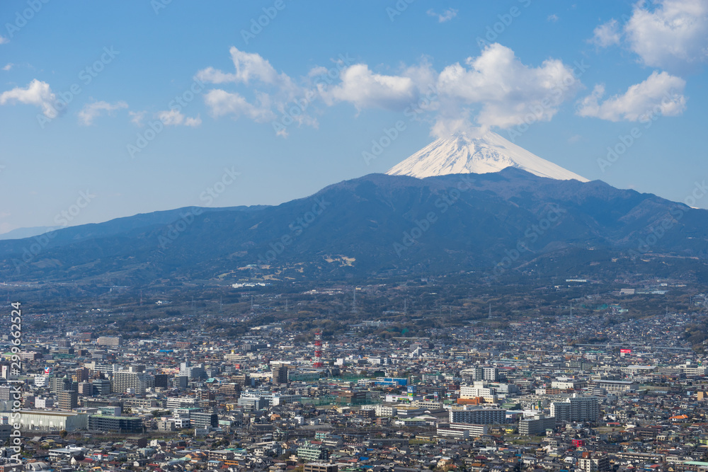 富士山と沼津市街地の風景