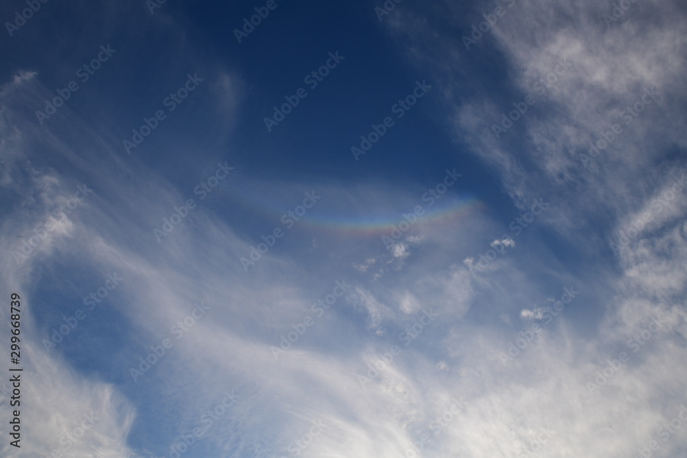 ほんの微かに 環天頂アーク 逆さ虹 青空 太陽は右下 背景素材 Stock Photo Adobe Stock