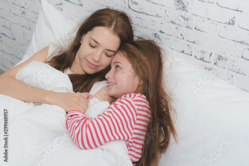 Photos Mom and daughter slepp together.