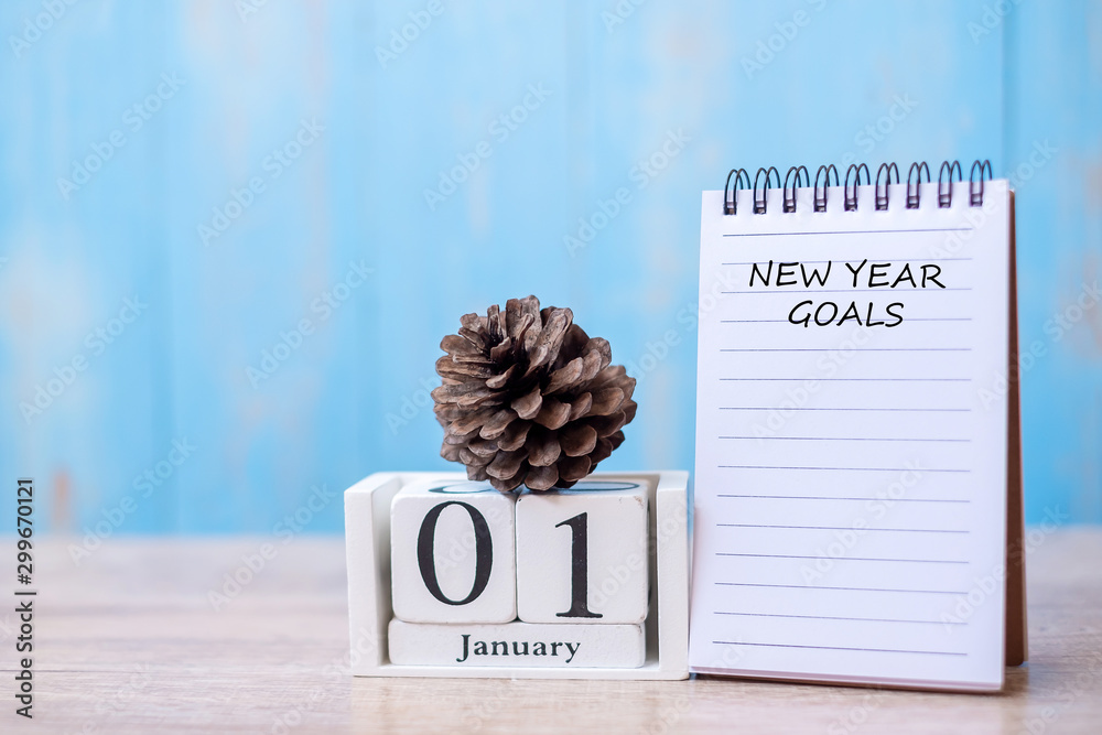 Plakat New Year goals word on notebook and January calendar. time for a New start, resolution, Plan, Action and Mission Concept