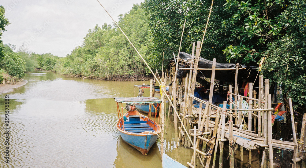 Obraz premium A boat floating on the river