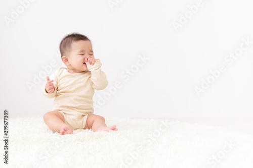 白背景と赤ちゃん