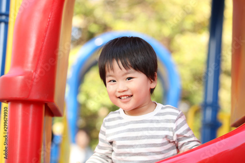 遊ぶ男の子