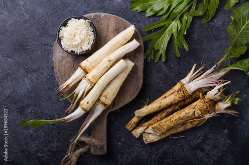 Fresh orgaanic horseradish or Horse-radish root on wooden cutting board Fototapet
