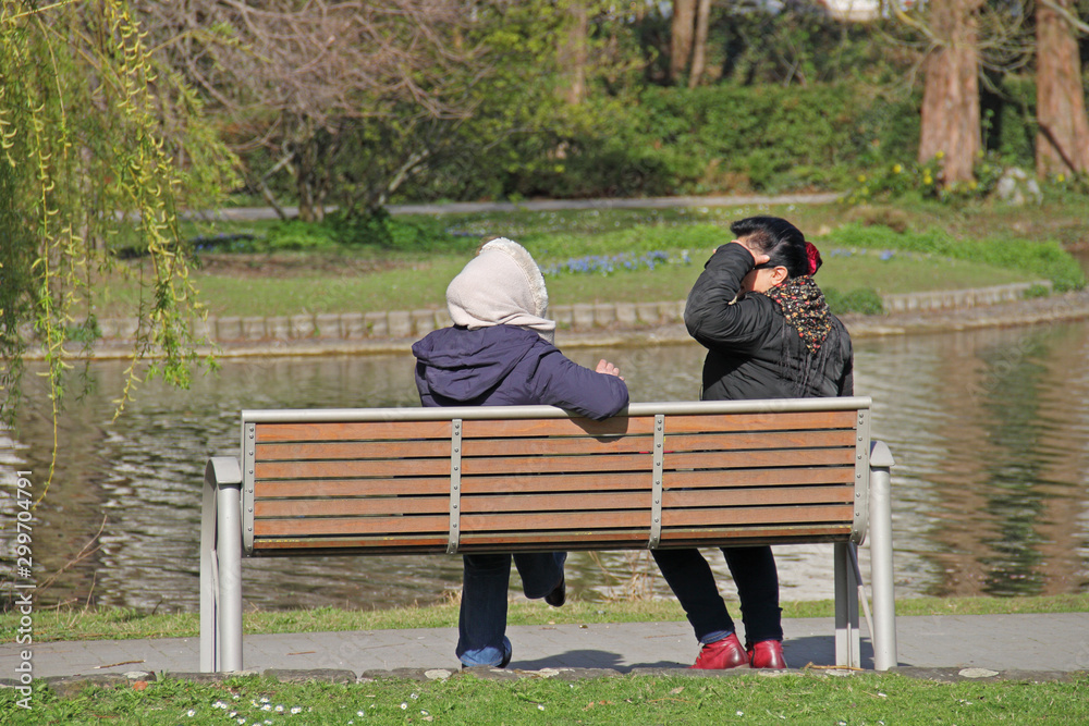 Fototapeta premium Talk im Park