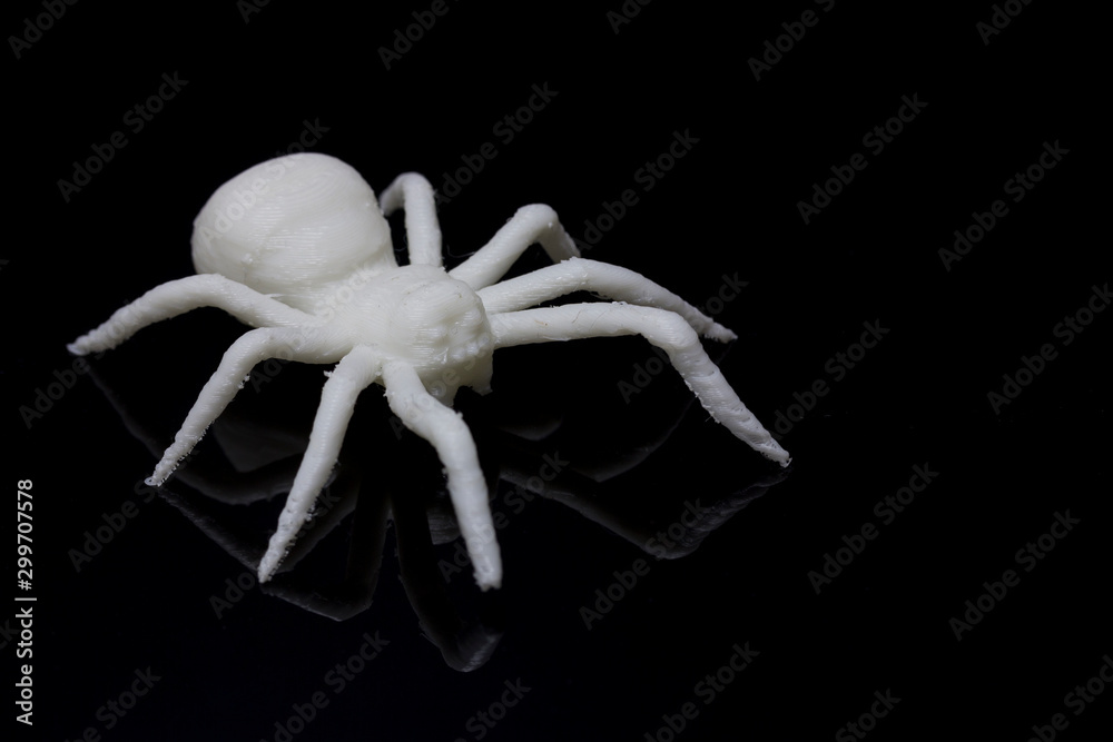 araña blanca de plástico impresa 3d sobre fondo negro foto de Stock | Adobe  Stock