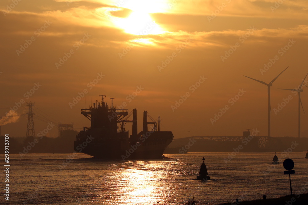 Containerschiff im Sonnenaufgang
