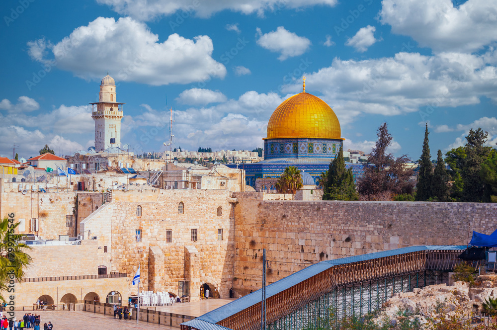 Obraz premium Ściana zachodnia zdominowana przez Kopułę na Skale w Jerozolimie