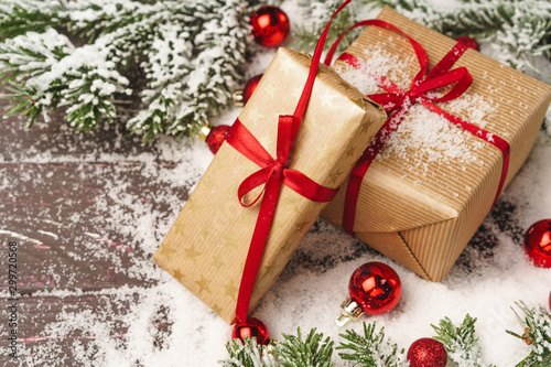 Photos Christmas gift on wooden table powdered with snow