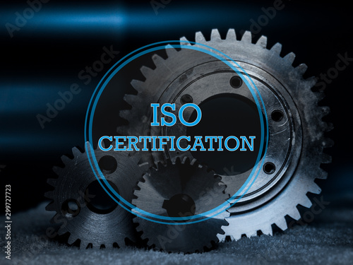 Konstfotografi ISO Certification Logo in blau mit Industrie Hintergrund