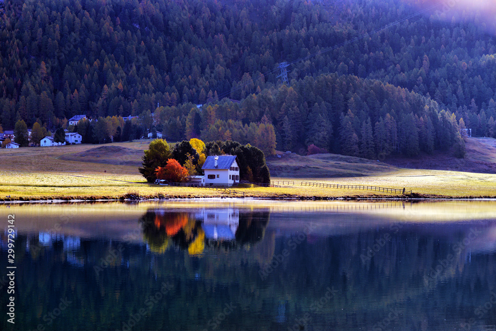 Fototapeta premium Mountain lake panorama with mountains reflection. Idyllic look. Autumn forest. Silvaplana Lake, Switzerland