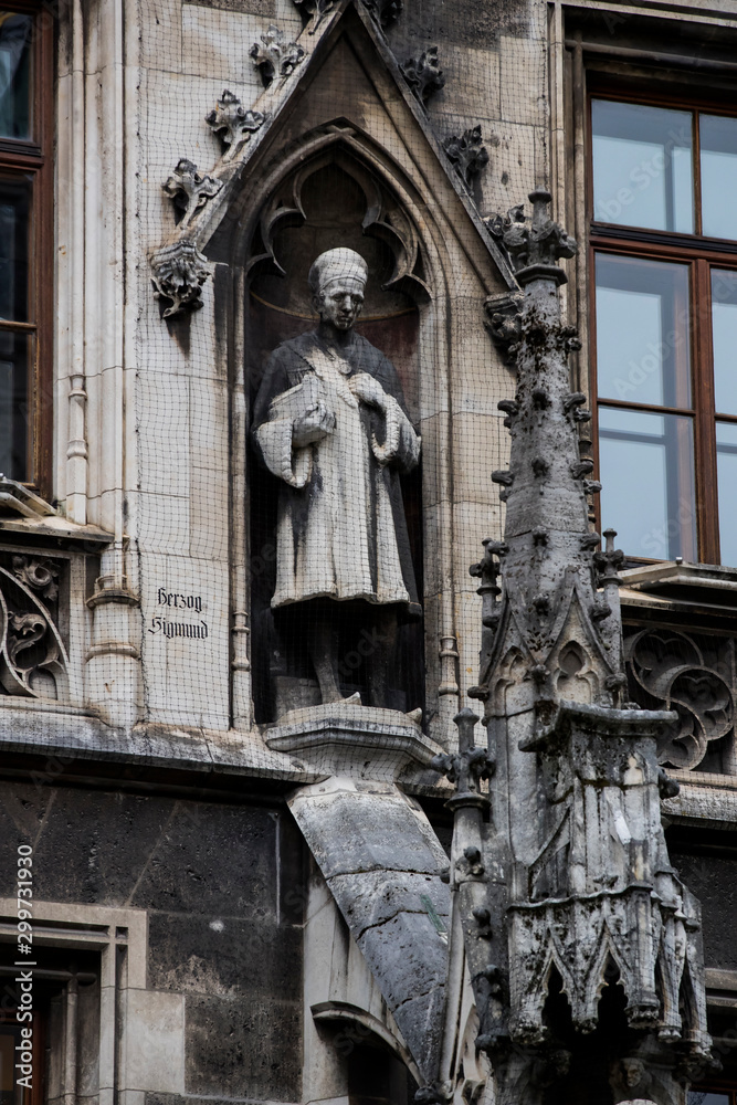 Obraz premium Elements of architecture and statues of the new city hall on Marienplatz in the center of Munich.