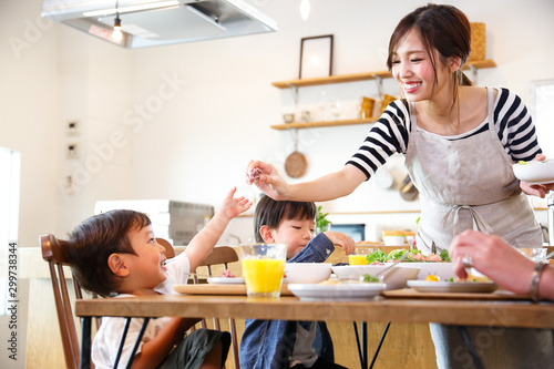 家族の食卓 Stock 写真 Adobe Stock 家族の食卓 Stock 写真 Adobe Stock